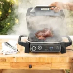 Barbacoa eléctrica Ninja OG701EU con tecnología Woodfire y ahumador integrado