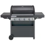 Barbacoa de gas con 4 quemadores, plancha y parrilla de acero esmaltado, sistema de limpieza InstaClean™, tecnología EvenTemp® y mesas laterales plegables.